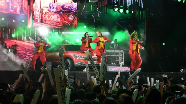 Cantantes de Panorama, disfrazadas de Joker, en una reciente actuación en Poio.