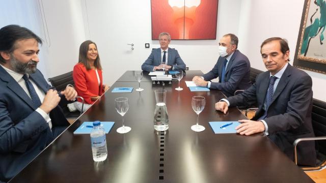 El presidente de la Xunta, Alfonso Rueda, y el conselleiro de Sanidade, Julio García Comesaña, se reúnen con los presidentes de los colegios oficiales de farmacéuticos de Galicia.