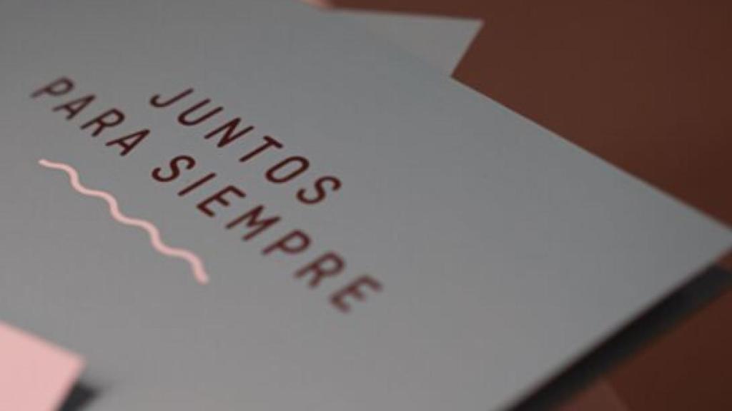 Lema del centro inscrito en un folleto