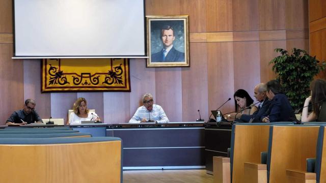 Al alcaldesa y miembros del equipo de Gobierno, en el centro y responsables de la compañía, a la derecha.