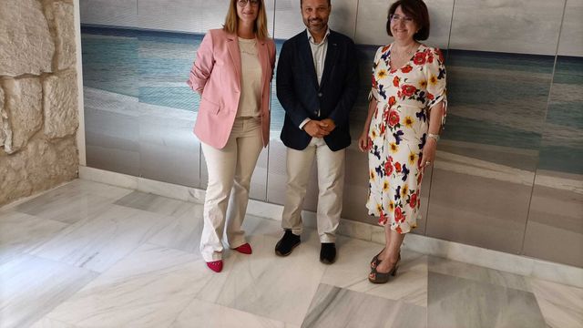 Mari Carmen de España, Ángel Pineda y Amparo Navarro, en el hotel Amérigo.