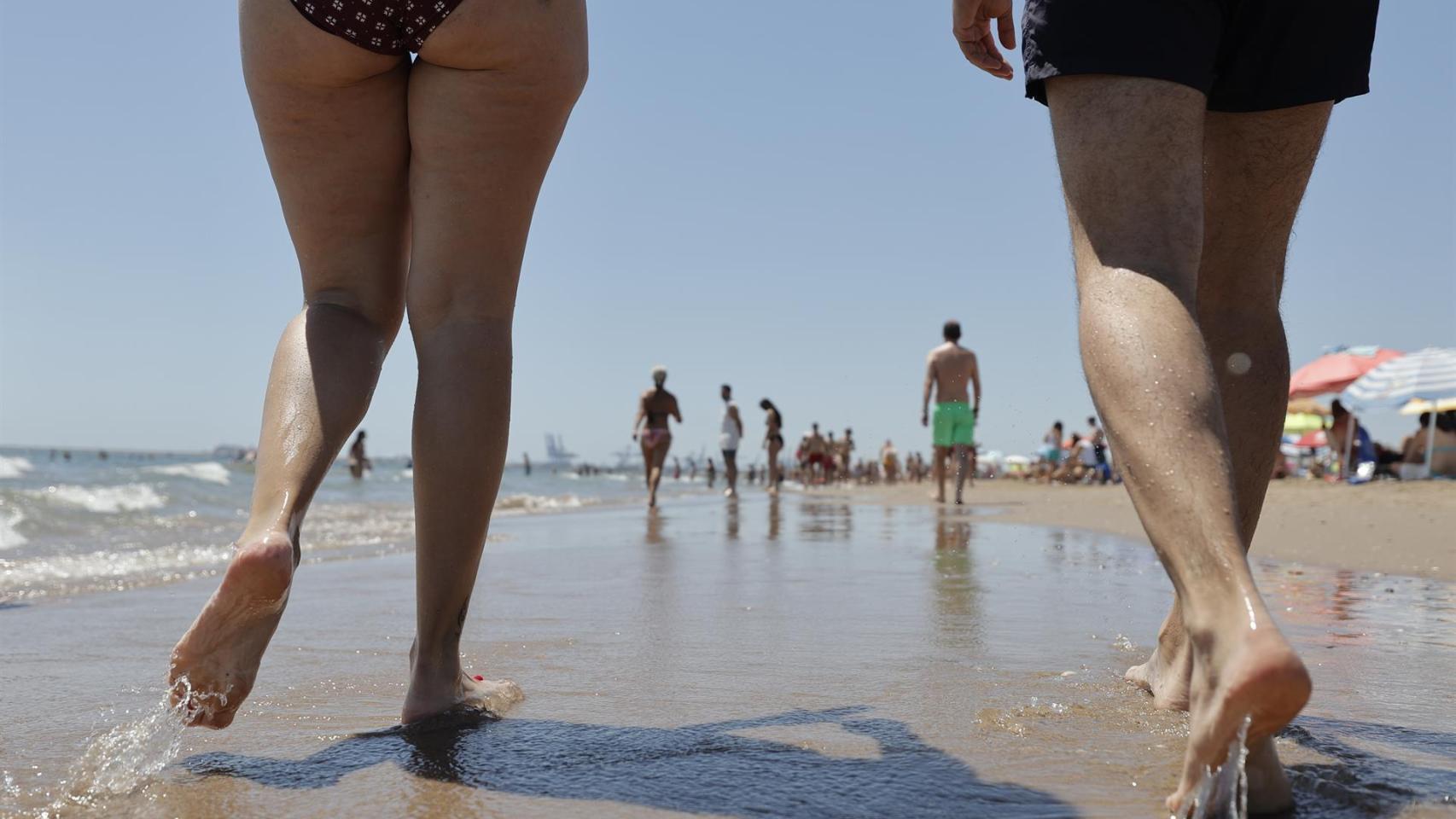 Dos personas pasean por una playa valenciana, el pasado fin de semana.