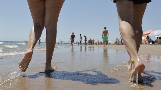 Dos personas pasean por una playa valenciana, el pasado fin de semana.