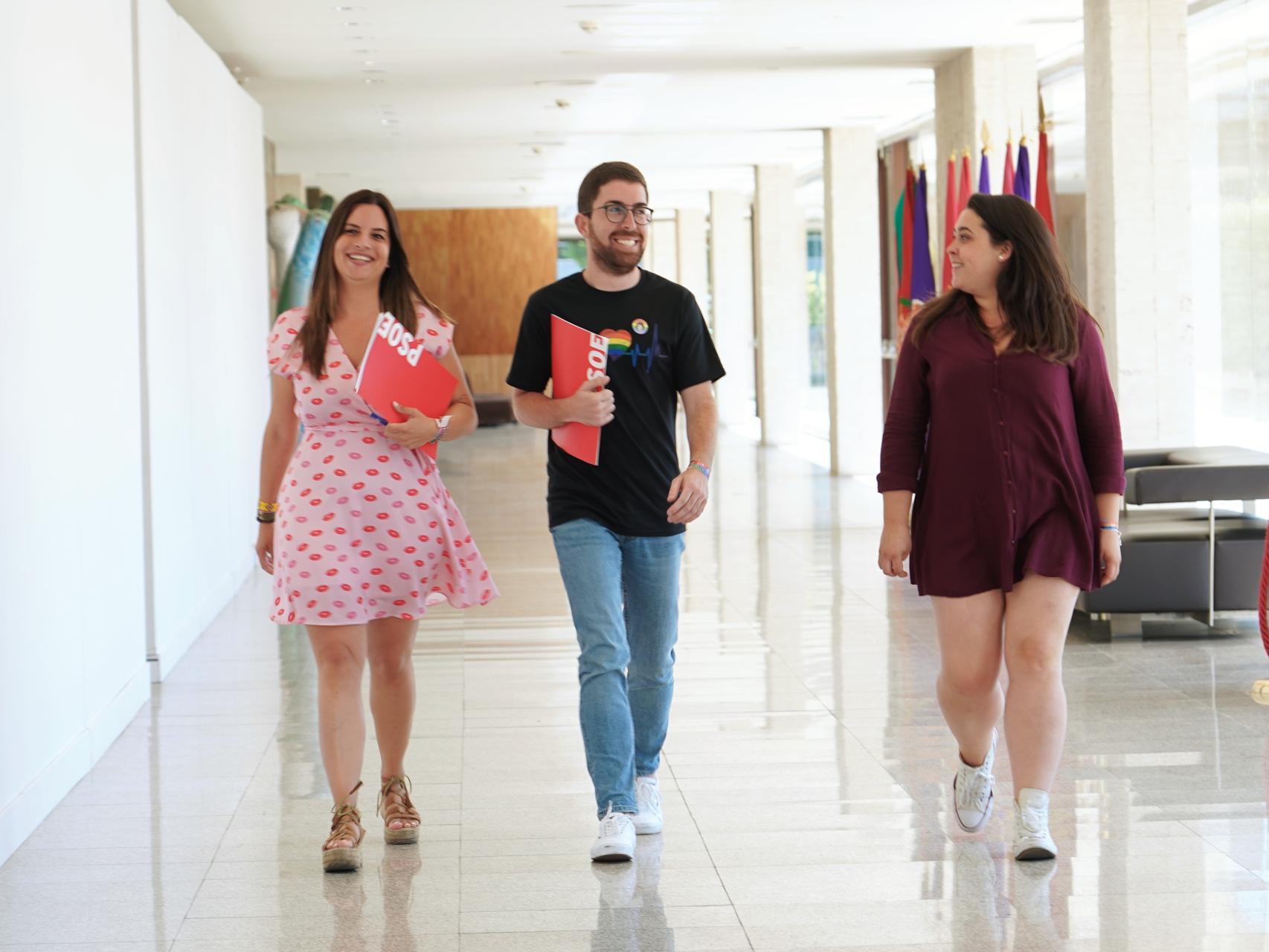 La procuradora socialista Nuria Rubio a su llegada a la rueda de prensa de este martes en las Cortes.
