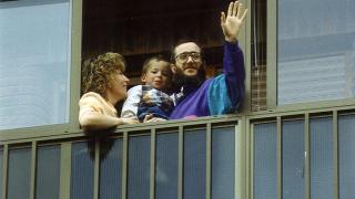 El funcionario de prisiones José Antonio Ortega Lara saluda desde la ventana de su domicilio tras su liberación en julio de 1997.