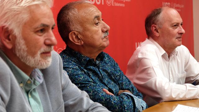El secretario general de UGT, Pepe Álvarez, acompañado por los secretarios autonómico y local, Francisco Temprano y Marcelino Muñoz García
