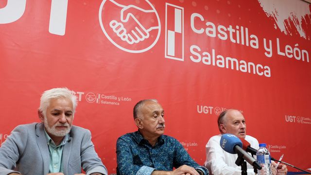 El secretario general de UGT, Pepe Álvarez, acompañado por los secretarios autonómico y local, Francisco Temprano y Marcelino Muñoz García