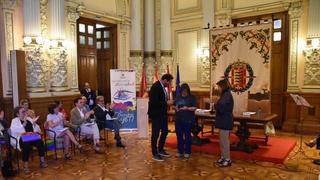 Óscar Puente entrega una conmemoración a Yolanda Rodríguez en presencia de Victoria Soto.