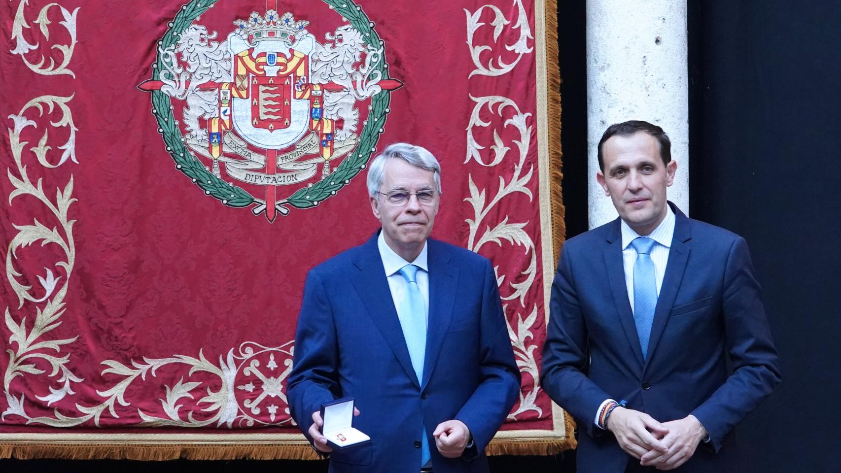 El presidente de la Diputación, Conrado Íscar, entrega el Premio a la Trayectoria Artística 2021 al profesor Jesús Urrea