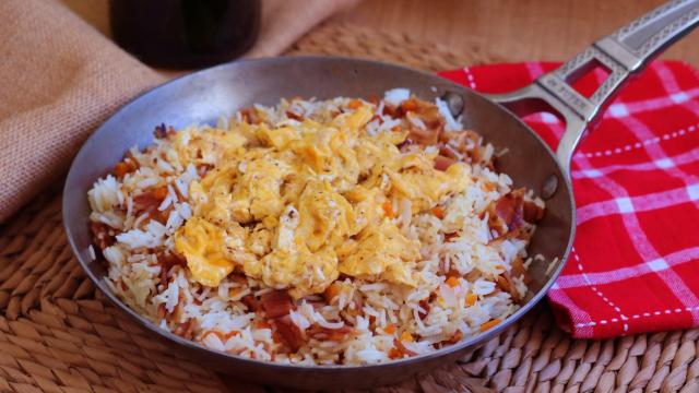 Arroz frito con bacon y huevo,  una receta de aprovechamiento en 10 minutos