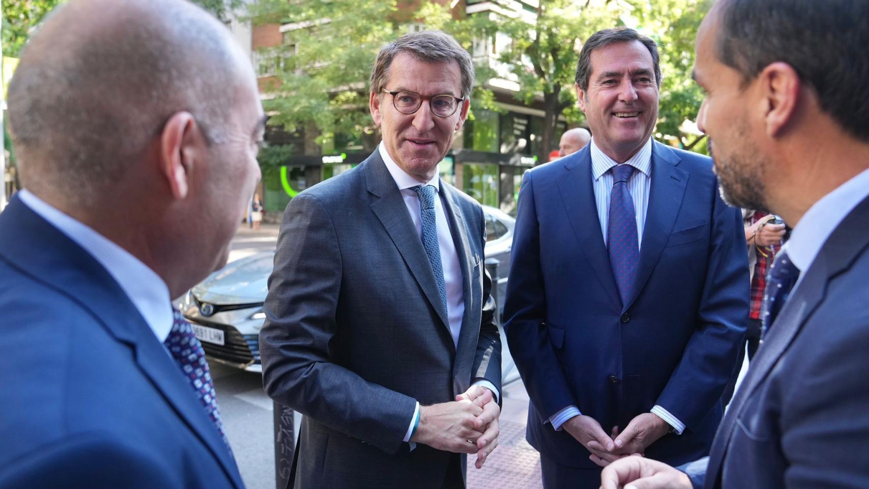 Alberto Núñez Feijóo, este martes, junto al presidente de la CEOE, Antonio Garamendi.