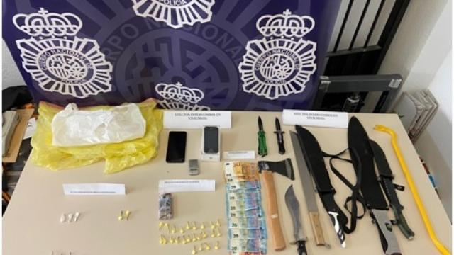 La Policía Nacional ha intervenido 20 gramos de cocaína, 85,3 gramos de hachís y numerosos cuchillos.