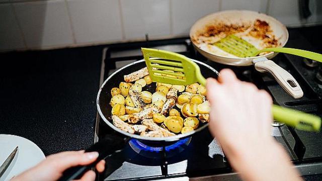Una persona cocinando.