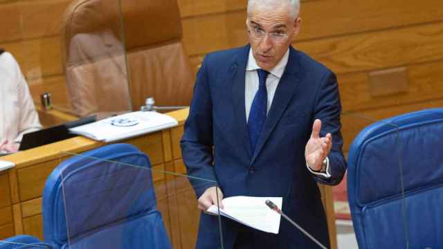 El Vicepresidente Primero y Conselleiro De Economía, Industria e Innovación, Francisco Conde contesta a las preguntas realizadas en el Parlamento Galego.