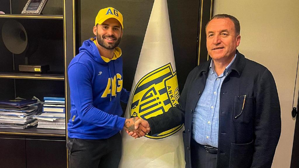 Jesé Rodríguez le da la mano a su nuevo presidente.