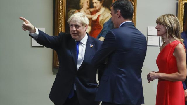 Johson junto a Sánchez y Begoña Gómez en el interior del museo.