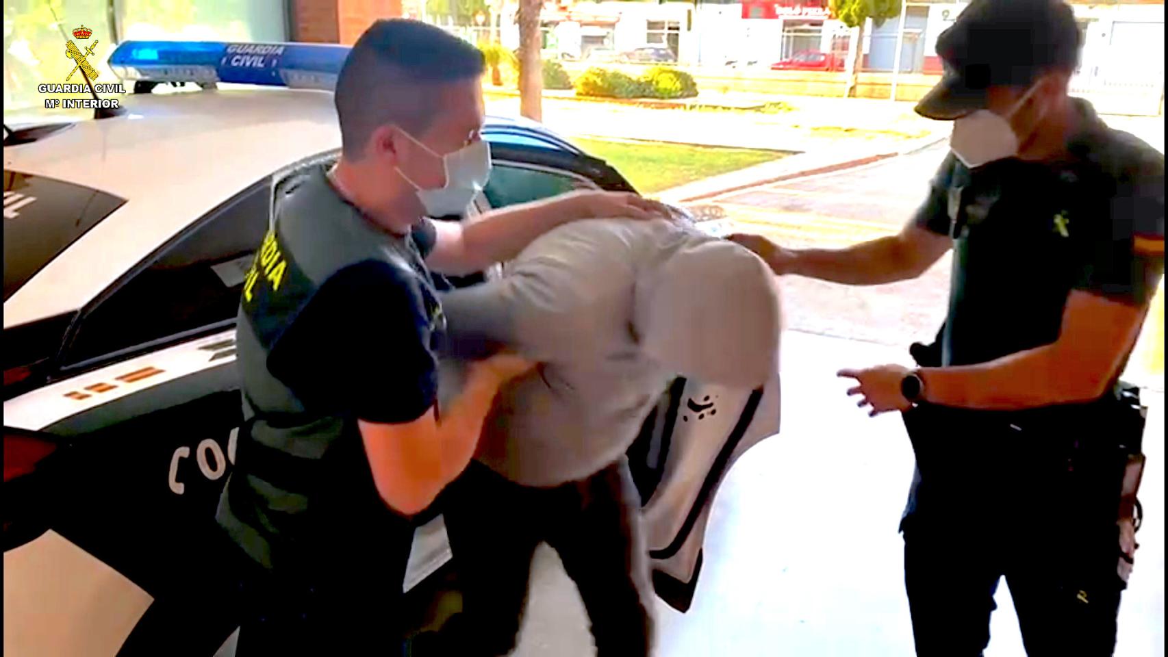 El hombre detenido por la Guardia Civil en Benifaió está acusado de cultivar la marihuana.