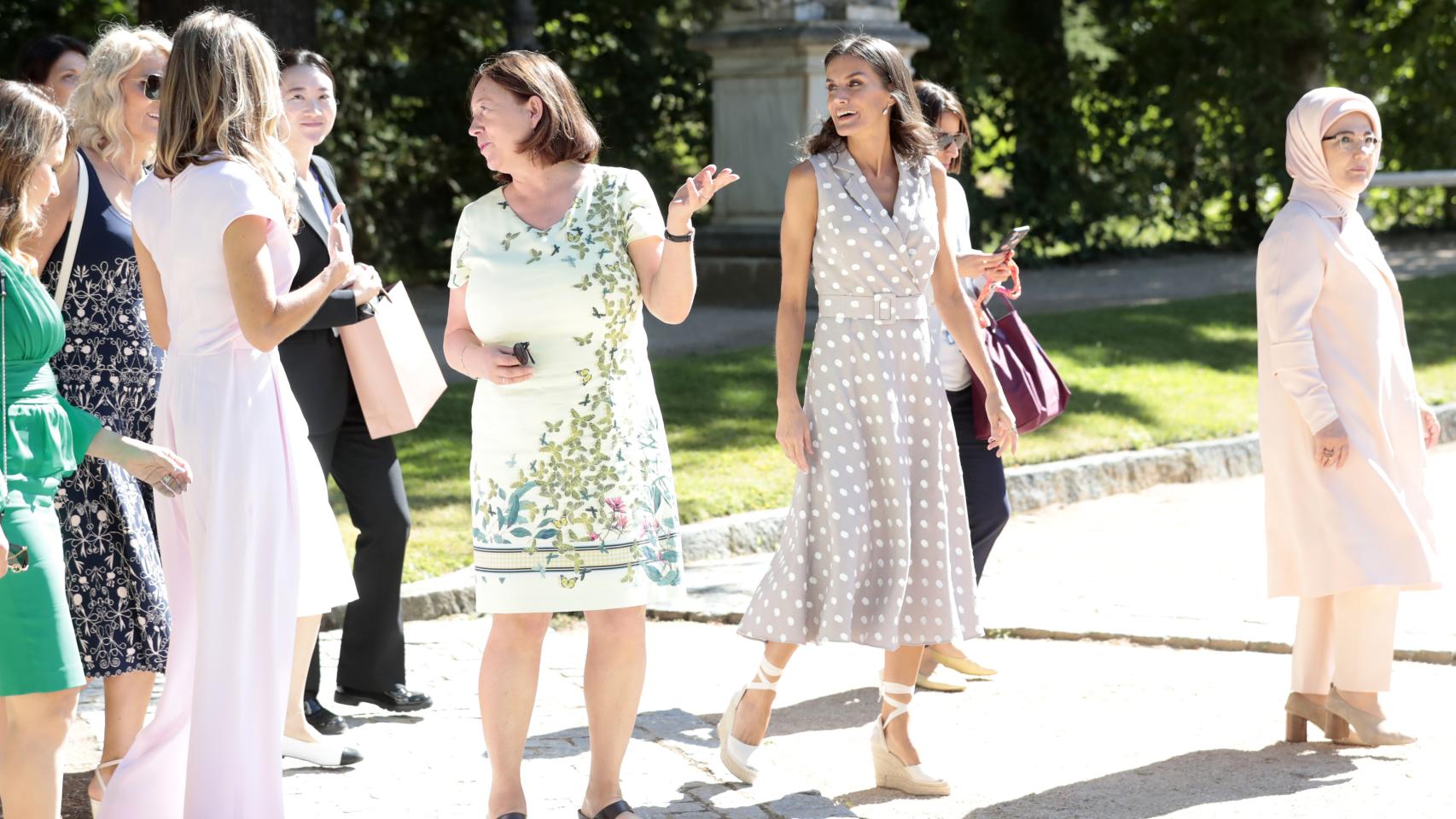 Letizia hace de guía para las parejas de los líderes de la OTAN: de las preguntas de Jill Biden a los 9 aperitivos del almuerzo