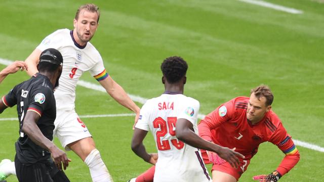Harry Kane y Manuel Neuer con los brazaletes de capitán durante la Eurocopa 2020.