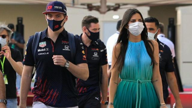 Max Verstappen y Kelly Piquet en un circuito.