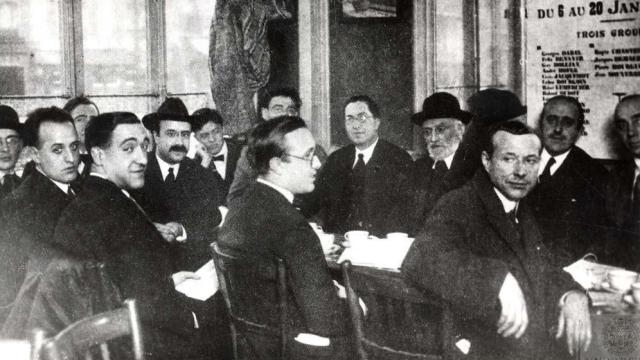 Unamuno en una tertulia del Café La Rotonda en Montparnasse de París con diversos españoles. Foto: Fondo Miguel de Unamuno / Universidad de Salamanca