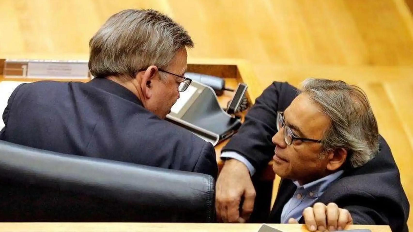 Manolo Mata conversa con Manolo Mata en las Cortes Valencianas.