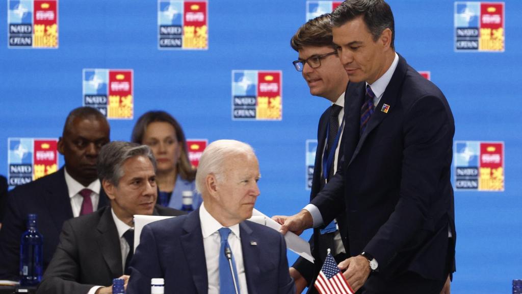 Pedro Sánchez saluda al entonces presindete de EEUU, Joe Biden, en la cumbre de la OTAN en Madrid, en junio de 2022.