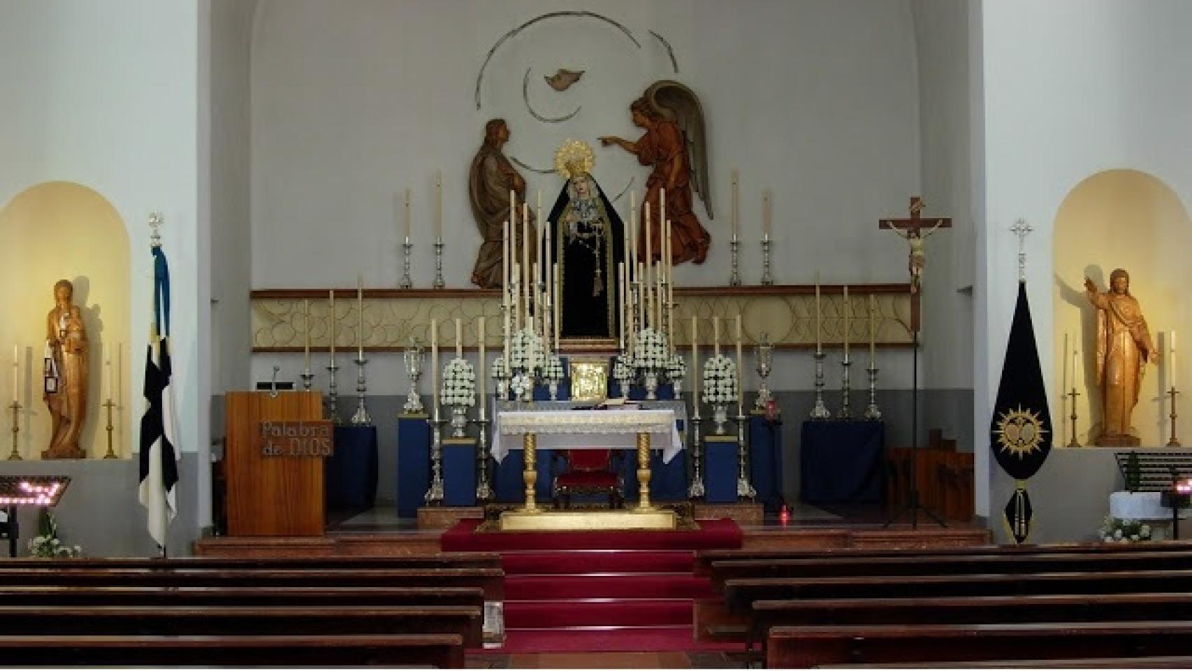 Interior de la parroquia del Ave María.