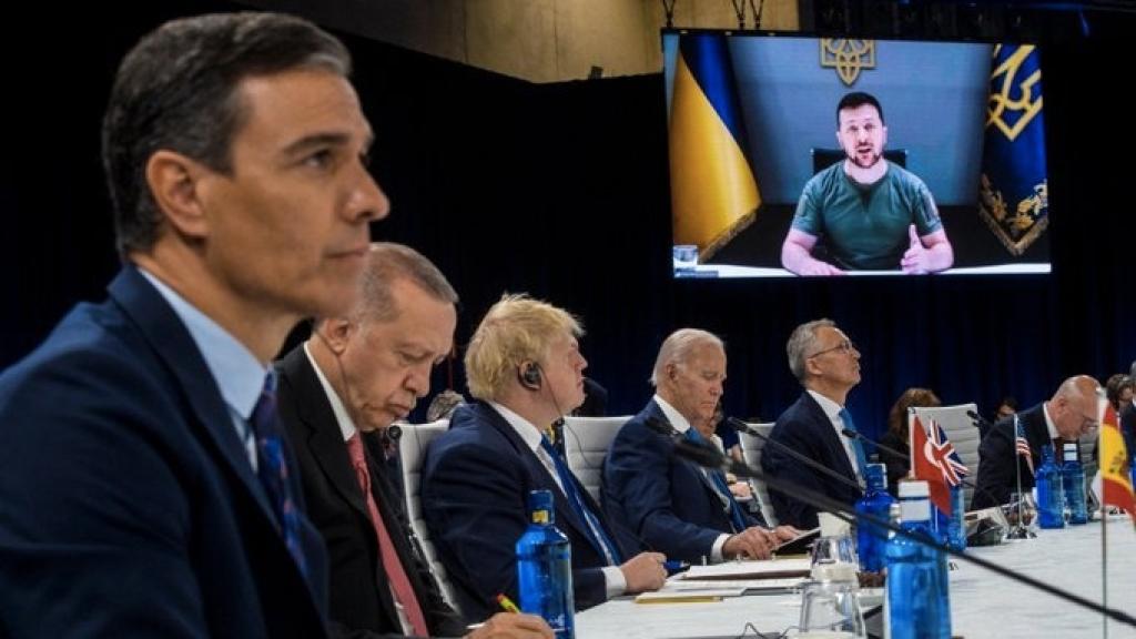 El presidente del Gobierno, Pedro Sánchez, escucha junto a los líderes de la OTAN al presidente de Ucrania.
