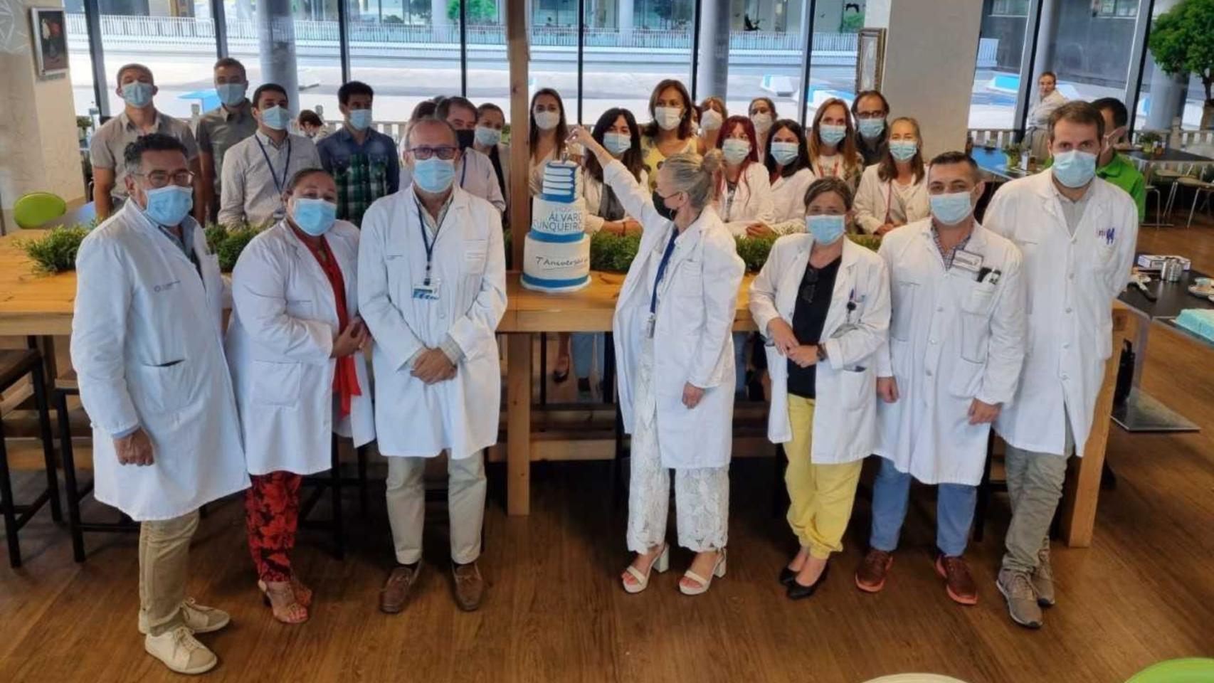 Personal del Hospital Álvaro Cunqueiro sopla las velas de la tarta del séptimo aniversario del centro.