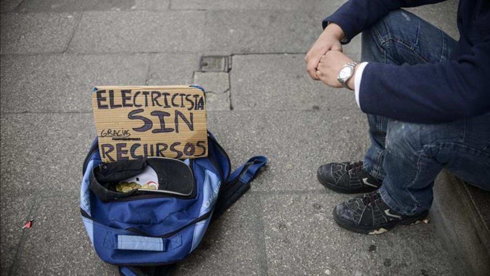 Una persona pidiendo en la calle, en imagen de archivo.