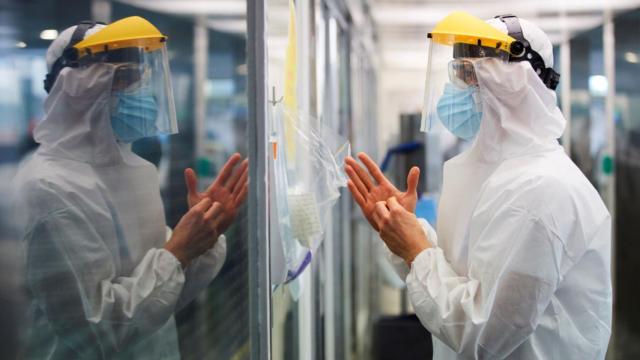 Un sanitario con un equipo de protección completo, durante las primeras oleadas de la pandemia.