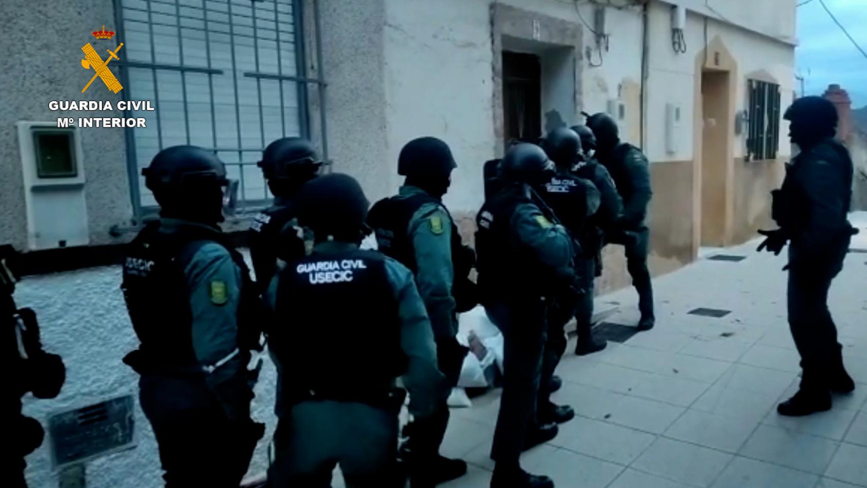 Momento de la intervención en la vivienda de Alicante