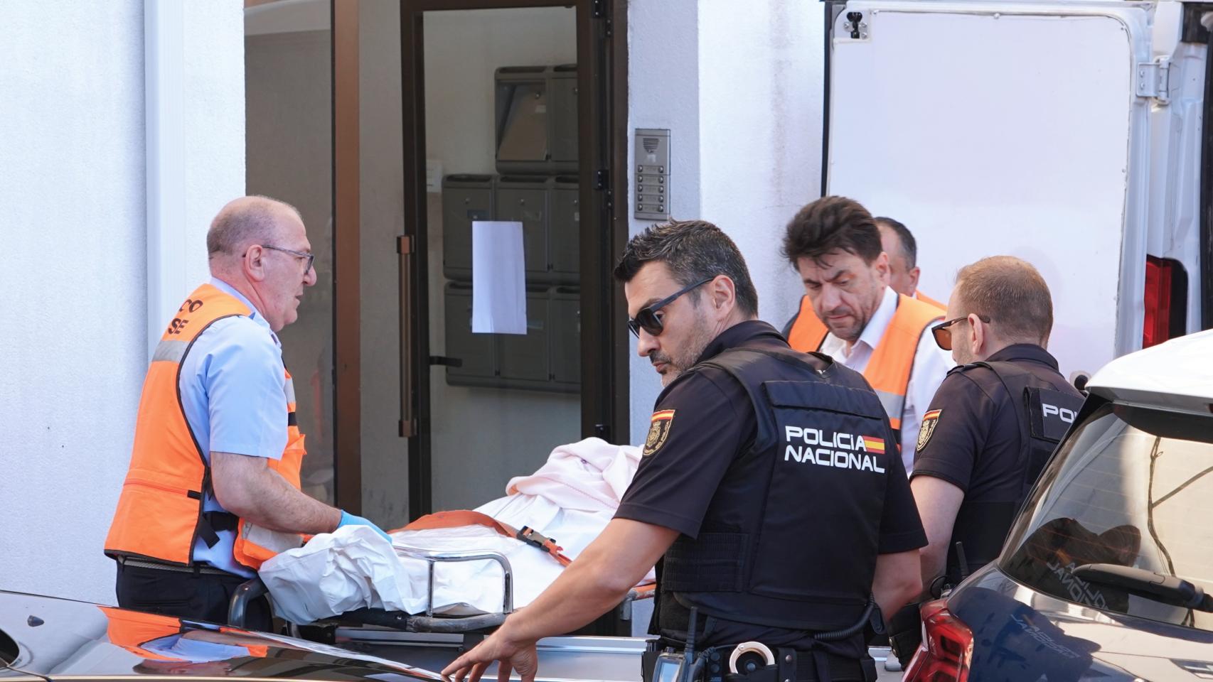 La Policía Nacional en el portal en el que un joven ha acuchillado presuntamente a su madre