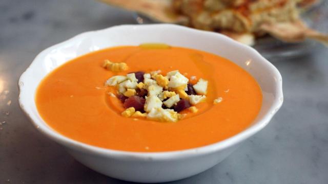Un salmorejo recién echado al plato.
