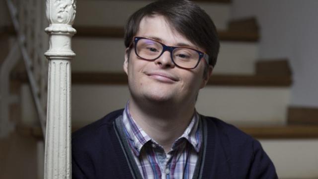 Un joven que vive con síndrome de Down.