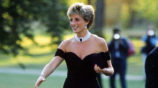 Lady Di con el vestido de la polémica en una fotografía tomada en 1994, en los Jardines de Kensington.