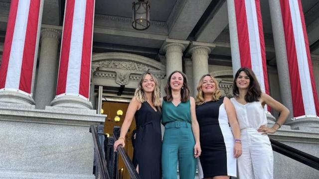 La directora de gabinete de Irene Montero, Lidia Rubio; la ministra de Igualdad, Irene Montero; la secretaria de Estado de Igualdad, Ángela Rodríguez; y la portavoz de Podemos y asesora de Igualdad, Isa Serra, en Washington.