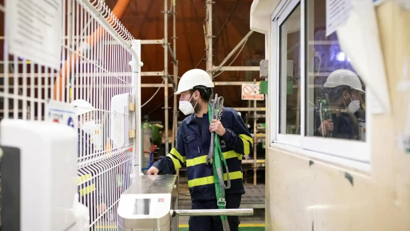 Un trabajador ficha a la salida de su jornada laboral.