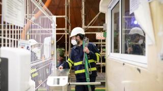 Un trabajador ficha a la salida de su jornada laboral.