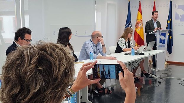 Al fondo, durante un discurso, el alcalde de Las Rozas, José de la Uz.