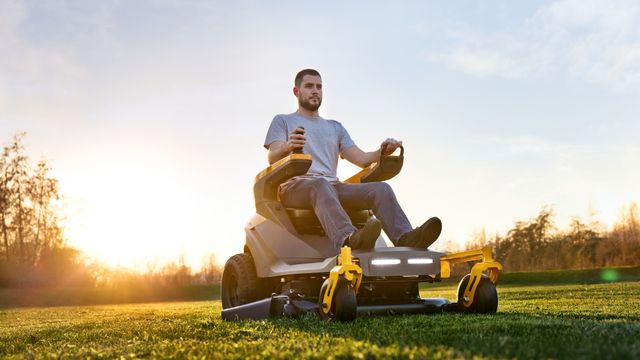 Una persona a bordo de una de las máquinas cada vez más sofisticadas para el cuidado de los jardines.