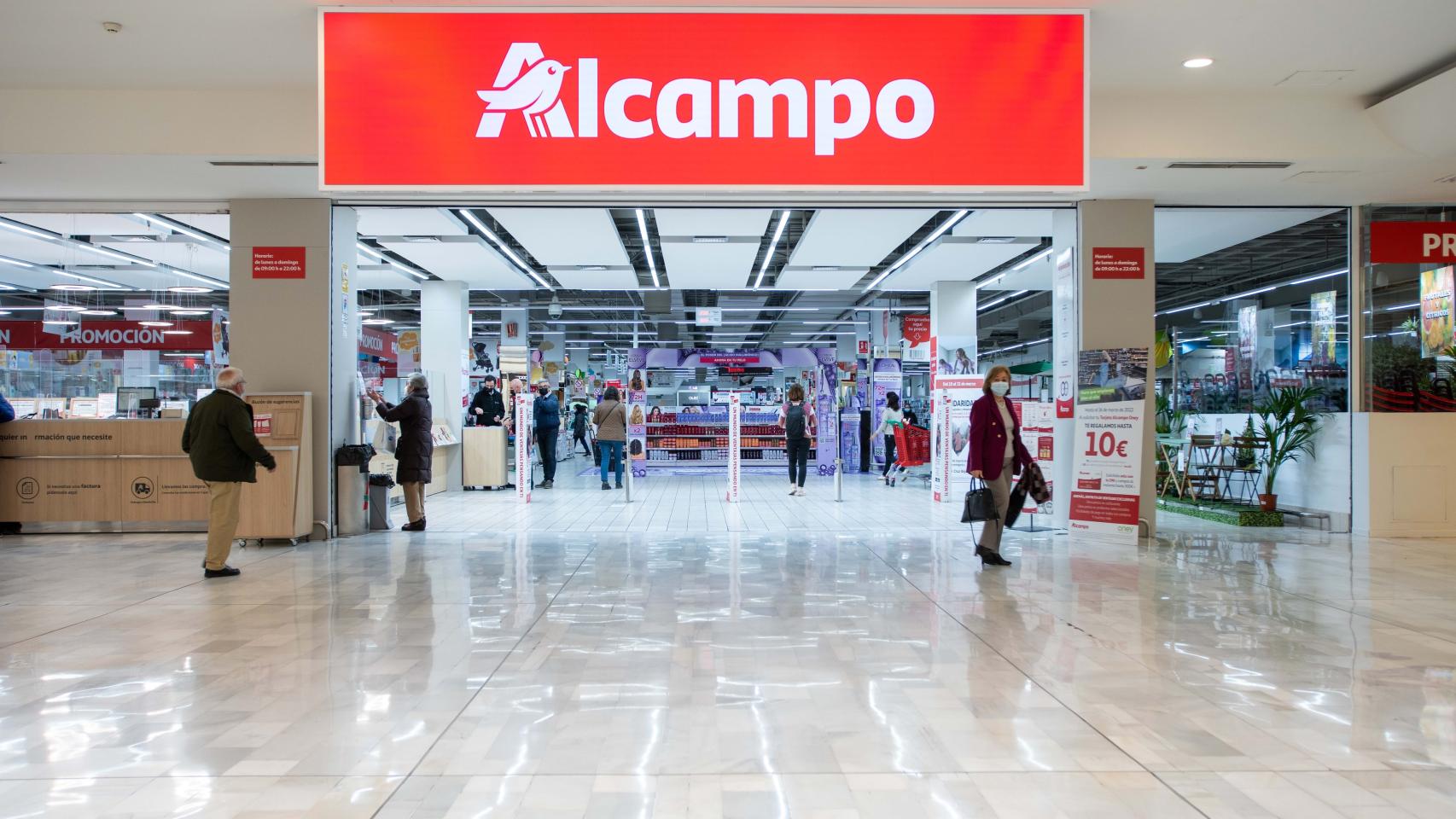Entrada a una tienda de Alcampo.