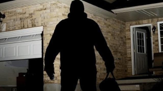Dramatización de un ladrón.