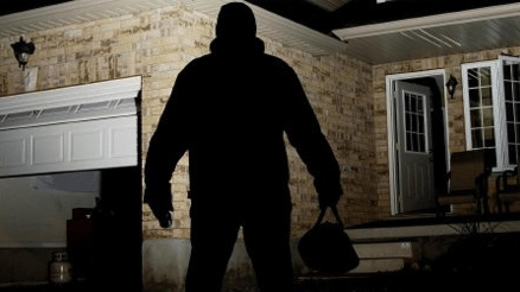 Un hombre accediendo a una vivienda.