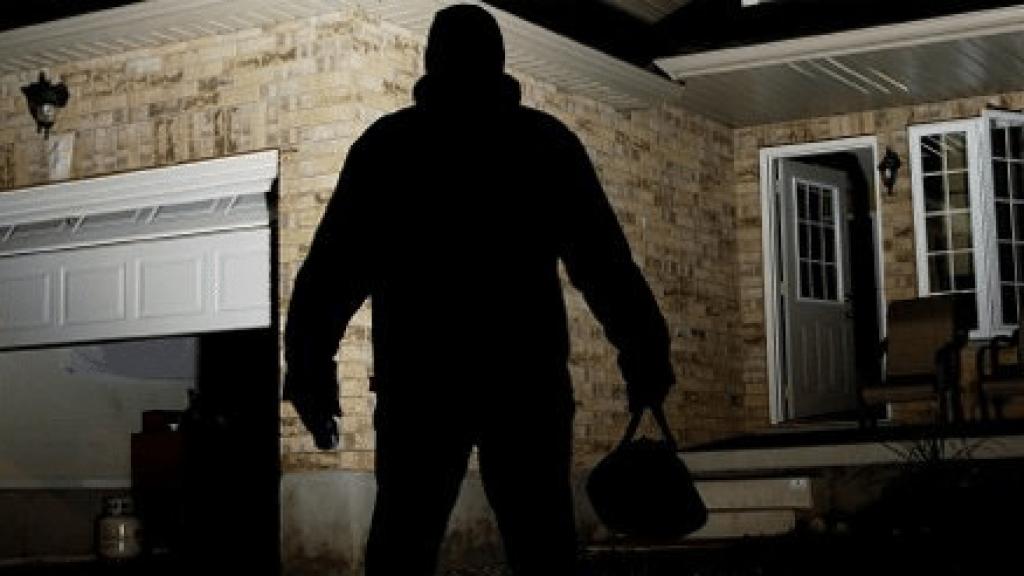 Un hombre accediendo a una vivienda.