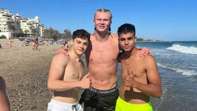 Una imagen de Haaland con dos de los jóvenes del vídeo viral.