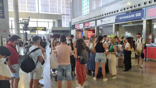 Una cola en el puesto de Ryanair en el aeropuerto.