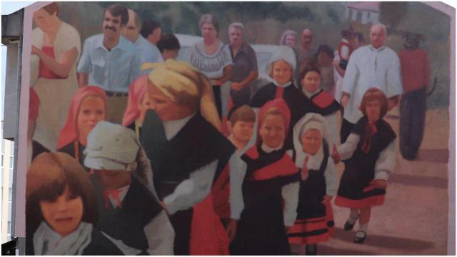 El mural donde aparece el perro procesionando.