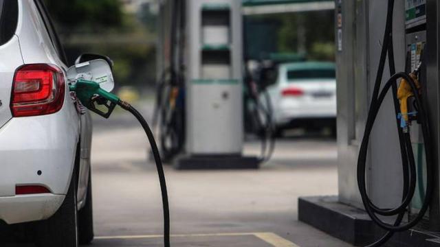 Un vehículo reposta en una gasolinera durante la Operación Salida en Madrid